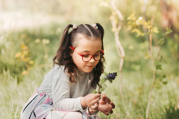 Маленька Красива Дівчинка Тримає Квітку Прогулянці Парку Влітку Сонячний День — стокове фото