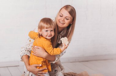 Genç anne ve küçük kızı birlikte eğleniyorlar.