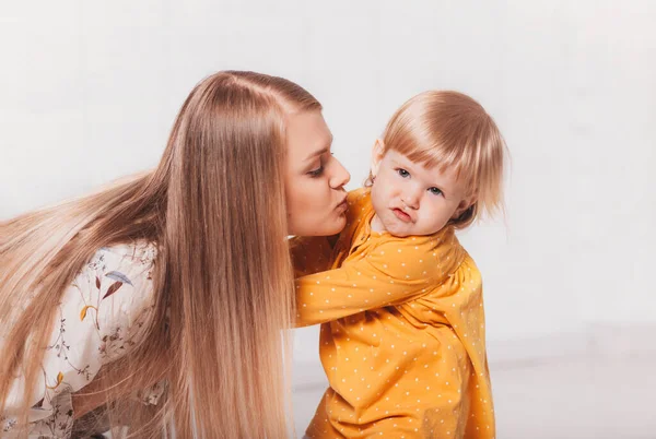 Mladá Krásná Matka Chce Políbit Svou Dcerku Máma Její Dítě — Stock fotografie