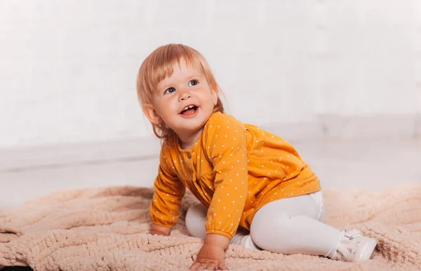 Mała Zabawna Dziewczyna Rudymi Włosami Bawi Się Podłodze — Zdjęcie stockowe