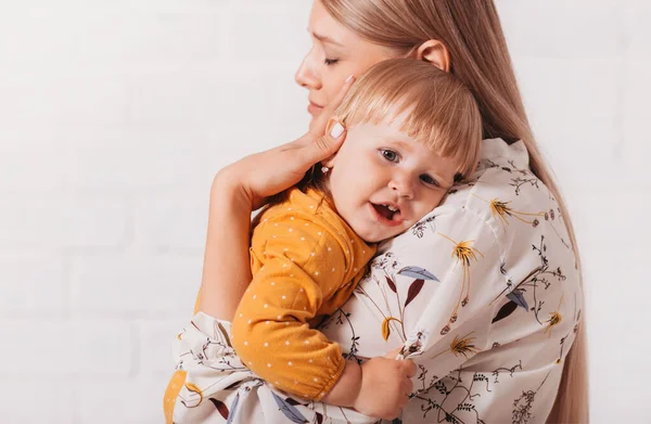 Mladý Krásný Maminka Jemně Objímá Málo Dcera — Stock fotografie