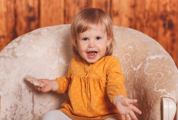 Pequena Garota Engraçada Senta Uma Cadeira Segura Pão Cereais Sua — Fotografia de Stock