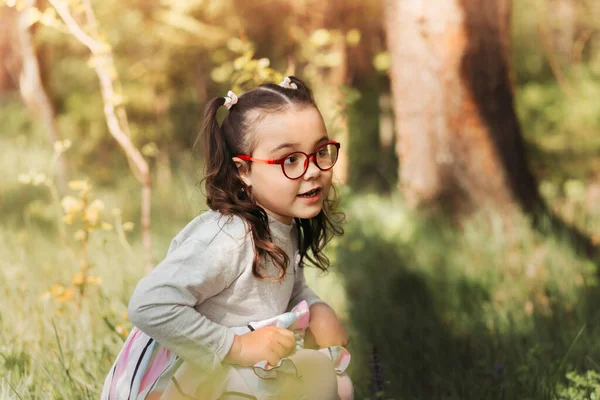 Симпатична Маленька Дівчинка Окулярах Природі Сонячний День — стокове фото
