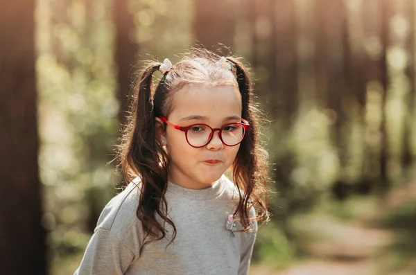 Słodka Dziewczynka Okularach Naturze Słoneczny Dzień — Zdjęcie stockowe