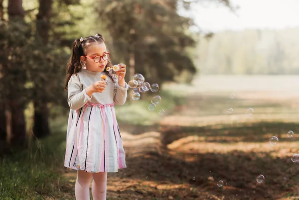 Маленька Смішна Дівчинка Грає Мильними Бульбашками Природі Влітку — стокове фото