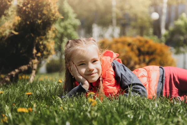 Мила Дівчина Шкільного Віку Лежить Траві Парку Влітку — стокове фото