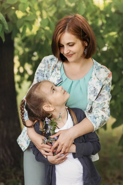 Portrait Mother Daughter Preschooler Summer Park Woman Hugs Her Child — Stock Photo, Image