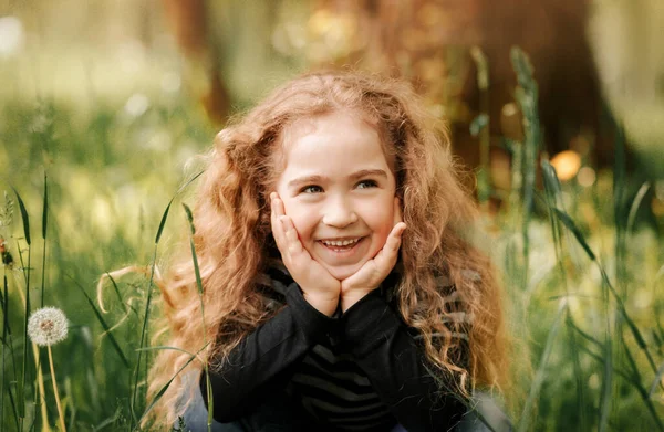 Porträtt Liten Skrattande Flicka Mot Bakgrund Gräs Och Blommor Parken — Stockfoto