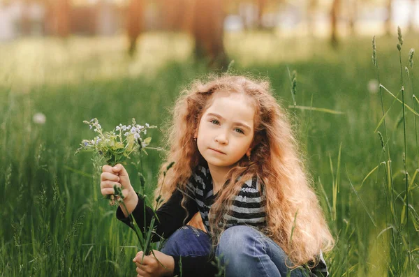 Liten Flicka Med Lockigt Hår Parken Med Bukett Vilda Blommor — Stockfoto