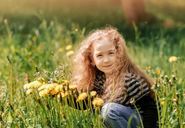 Liten Flicka Med Lockigt Hår Samlar Blommor Parken Sommaren — Stockfoto
