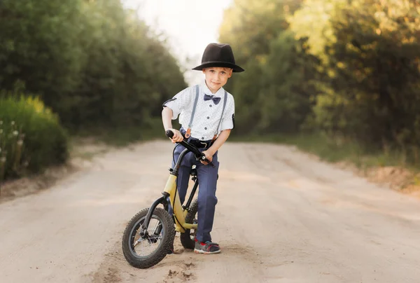 Маленький Мальчик Ездит Велосипеде Летом Природе Бегать Велосипеде Педалей — стоковое фото