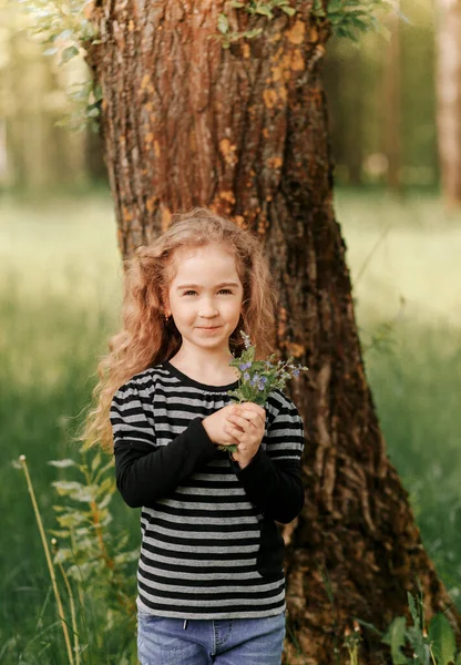Een Klein Meisje Met Krullend Haar Het Park Zomer Kijkt — Stockfoto