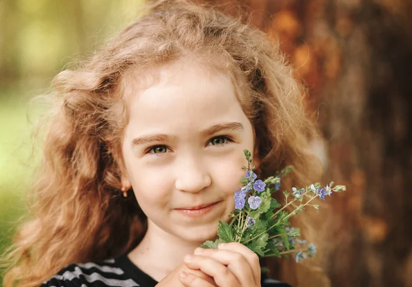 Little Girl Curly Hair Park Bouquet Wildflowers Close — Stockfoto