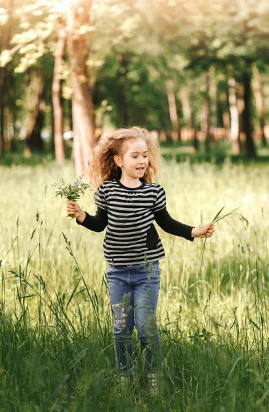 Маленька Дівчинка Весело Біжить Траві Парку Влітку Вертикальний — стокове фото
