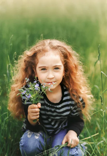 Little Girl Curly Hair Park Bouquet Wildflowers Close Vertical — Stockfoto