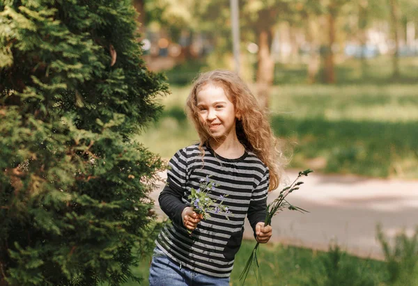 Liten Flicka Glatt Springer Gräset Parken Sommaren — Stockfoto