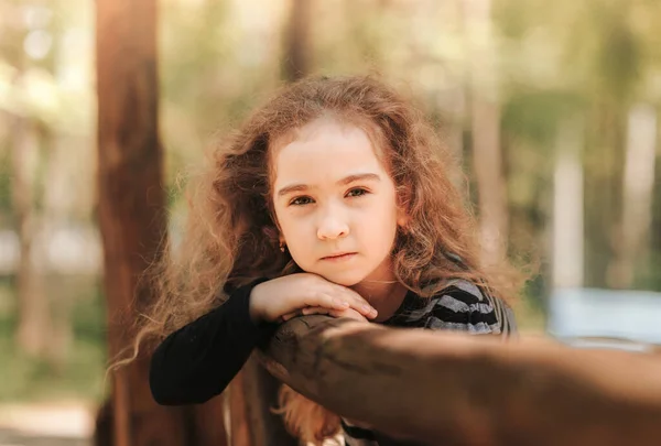 Portret Uroczej Zamyślonej Dziewczyny Kręconymi Włosami Parku Latem — Zdjęcie stockowe