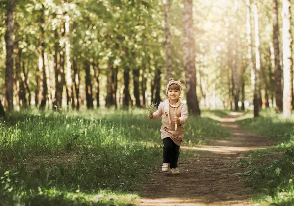 Egy Kislány Fut Végig Úton Parkban Nyáron — Stock Fotó