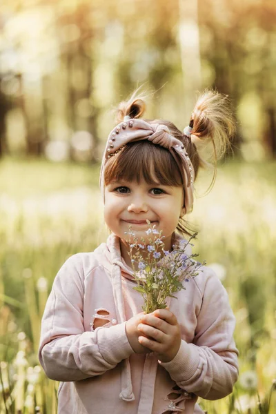 Little Girl Small Bouquet Flowers Park Summer Cute Portrait Vertical — Stock Photo, Image