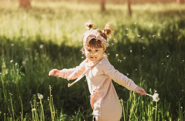 Ein Kleines Mädchen Läuft Sommer Einen Weg Park Entlang — Stockfoto