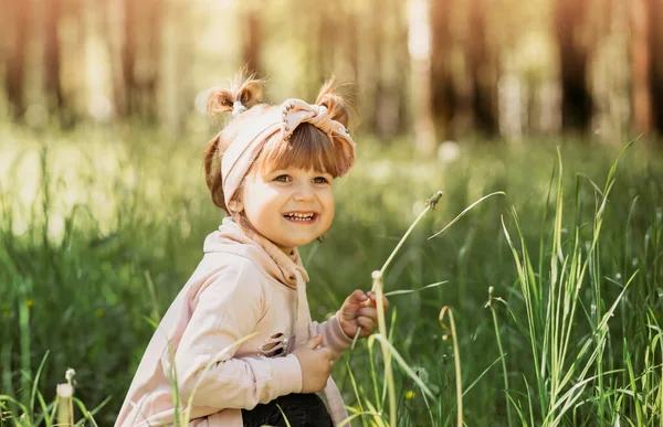 Egy Kislány Parkban Nyáron Aranyos Portré — Stock Fotó