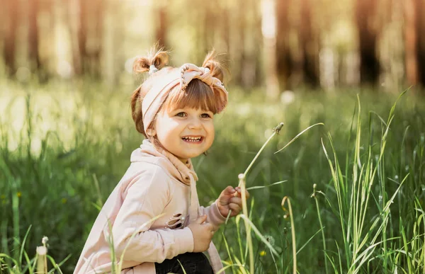 Little Girl Park Summer Cute Portrait — Stock Photo, Image