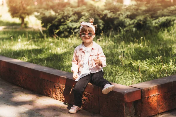 Little Girl Sits Has Fun Bench Park Childhood Time — Stock Photo, Image