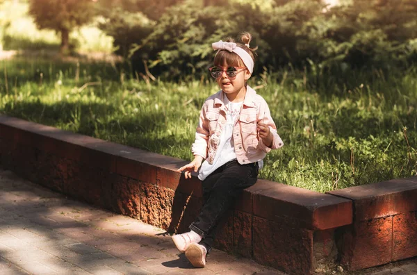 Little Girl Sits Has Fun Bench Park Childhood Time — Stock Photo, Image