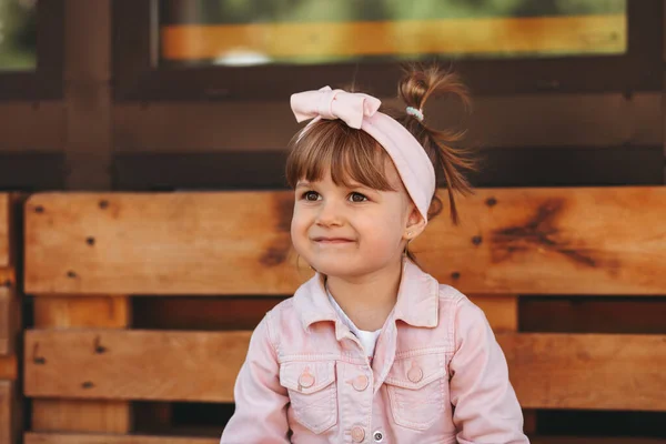 Uma Menina Senta Diverte Banco Parque Tempo Infância — Fotografia de Stock