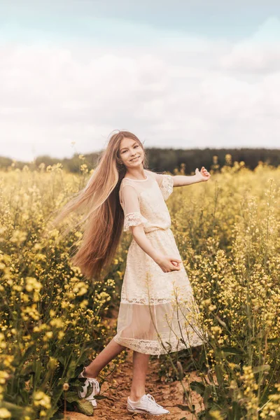 Uzun Saçlı Güzel Bir Kız Kolza Tohumu Tarlasında Yürüyor Dikey — Stok fotoğraf