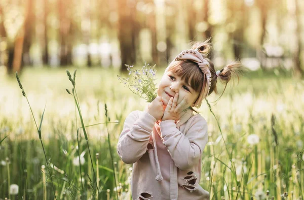 Little Girl Small Bouquet Flowers Park Summer Cute Portrait — Stock Photo, Image