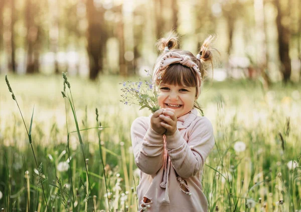 Маленька Дівчинка Маленьким Букетом Квітів Парку Влітку Милий Портрет — стокове фото