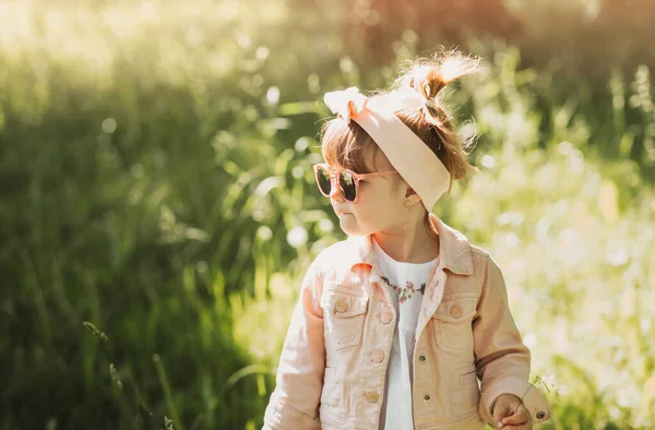 Little Cute Girl Sunglasses Have Fun Has Good Time Park — 图库照片