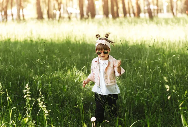 Маленька Мила Дівчинка Сонцезахисних Окулярах Розважається Добре Проводить Час Парку — стокове фото