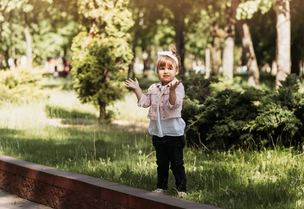 Маленька Мила Дівчинка Розважається Грає Парку Влітку — стокове фото