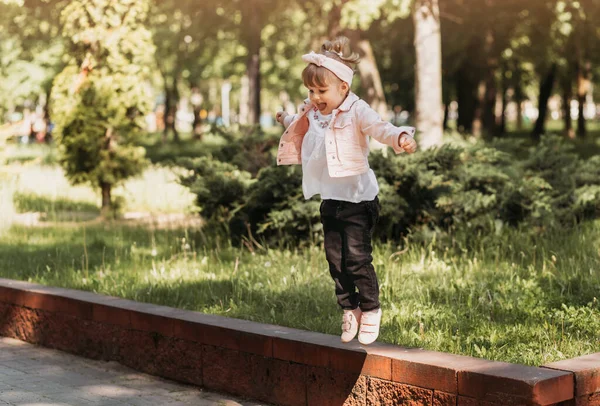 Маленька Мила Дівчинка Розважається Грає Парку Влітку — стокове фото