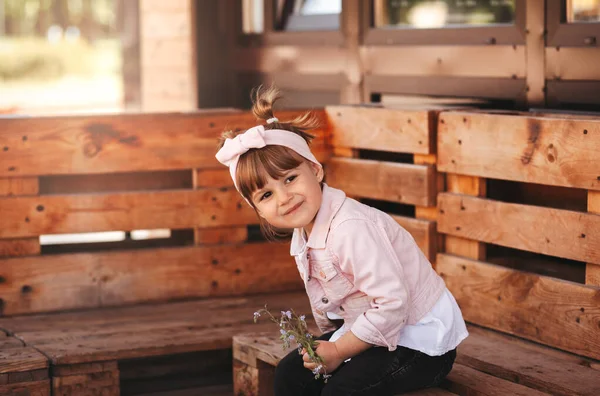 Маленька Дівчинка Сидить Розважається Лавці Парку Час Дитинства — стокове фото