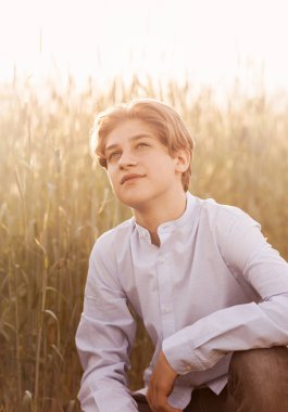 Yazın doğadaki bin yıllık güzel bir çocuğun portresi. Dikey