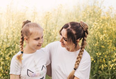 Mutlu genç anne yazın tecavüz meydanında kızına sarılır. Ailenin mutluluğu.