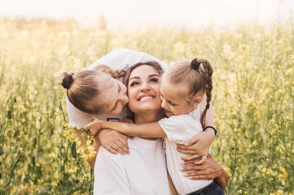 Happy Young Mother Cuddles Her Daughters Summer Field Rape Happiness — Stock Photo, Image