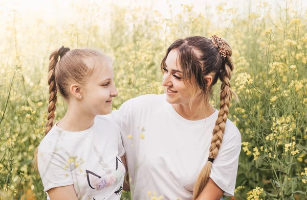 Happy Young Mother Cuddles Her Daughter Summer Field Rape Happiness — Stock Photo, Image