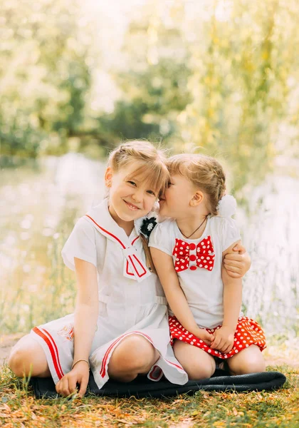 二人の女の子は抱擁し 自然の中で夏に楽しみを持っています 幸せな子供時代と夏のレジャーの概念 子供たちは屋外で遊ぶ — ストック写真