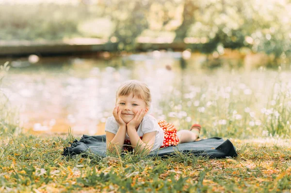 Маленька Дівчинка Лежить Ковдрі Березі Річки Влітку — стокове фото