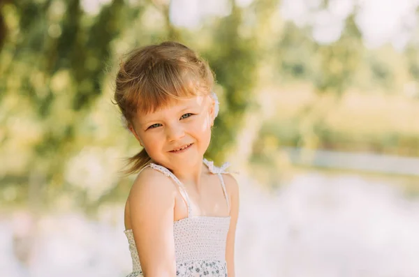 Linda Menina Sorridente Alegre Com Uma Cauda Vestido Verão Margem — Fotografia de Stock