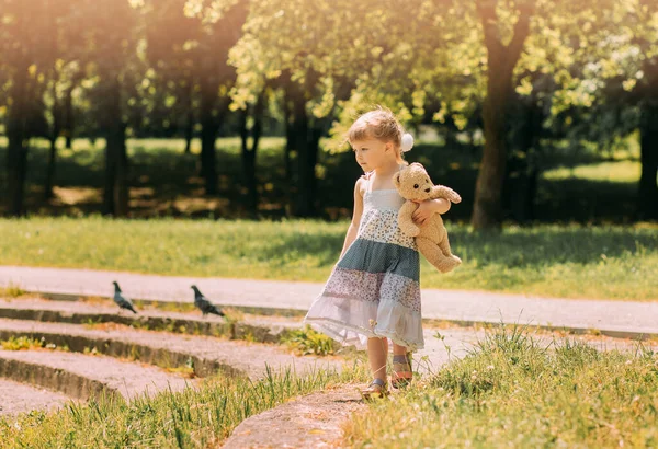 Liten Flicka Går Parken Sommaren Och Håller Mjuk Björn Leksak — Stockfoto