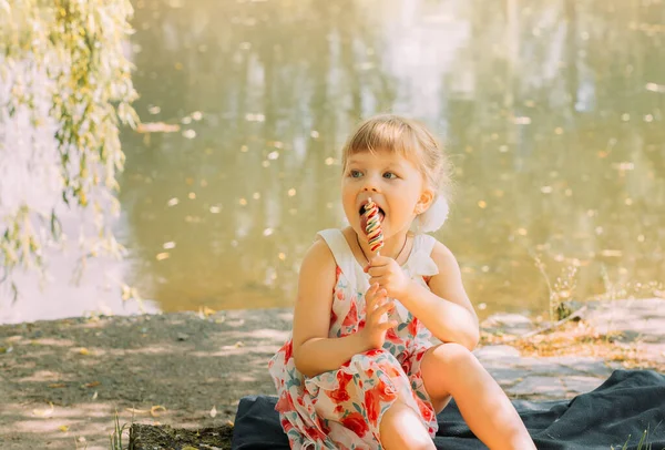 Liten Söt Rolig Flicka Slickar Klubba — Stockfoto