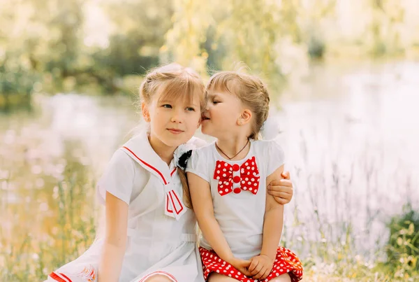 Två Flickor Systrar Kramas Och Kul Sommaren Naturen — Stockfoto