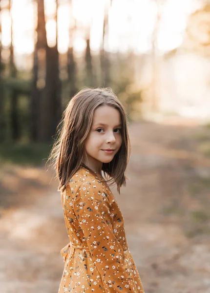 Vacker Liten Flicka Promenad Skogen Friluftsliv — Stockfoto