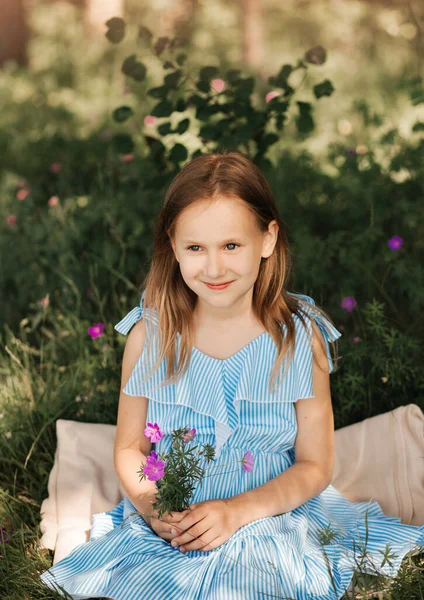 Yazın Çiçekli Mavi Elbiseli Güzel Küçük Kız — Stok fotoğraf