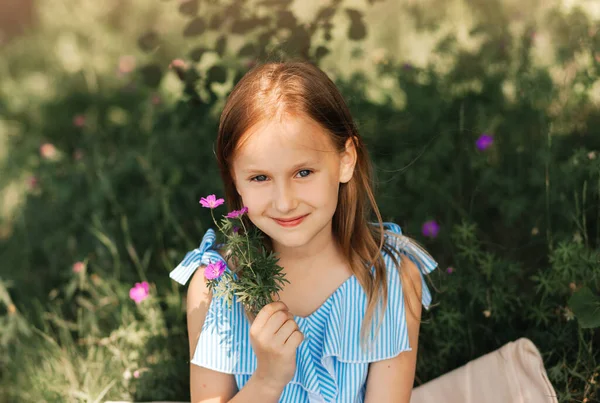Vacker Liten Flicka Blå Klänning Med Blommor Naturen Sommaren — Stockfoto
